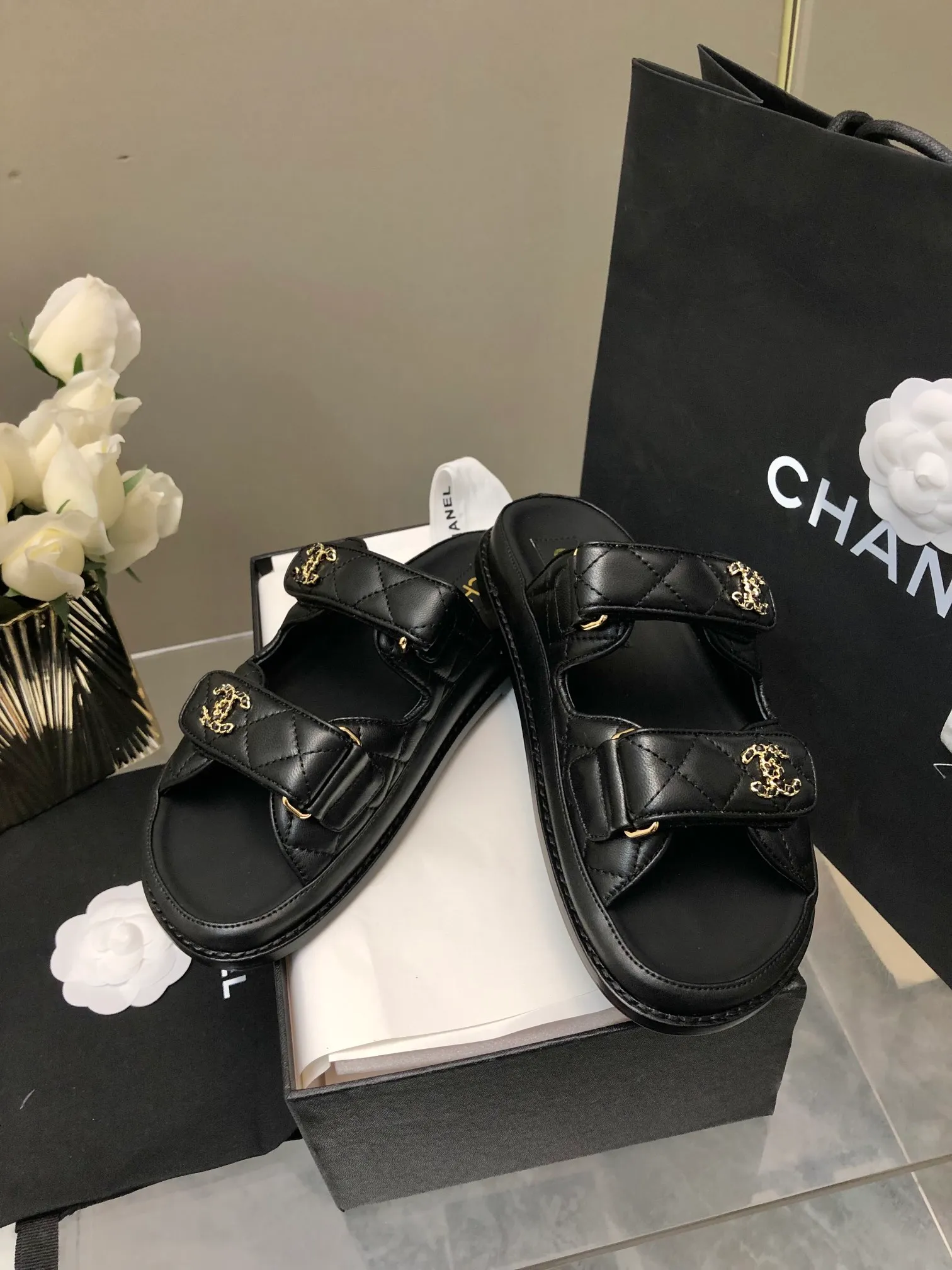 👟👟Ex-factory price👟👟Ex-factory price 480👟👟 2024 chanel 24👟👟Ex-factory price Sandals new products Xiaoxiang Velcro slippers 24 spring and summer new products The transformation of classic models, so beautiful! Diamond platform platform sandals, slippers, elegant and noble, comfortable and versatile. Upper: lambskin. Foot pad: sheepskin. Sole: cowhide bottom. Size: 35-41. Top quality.
